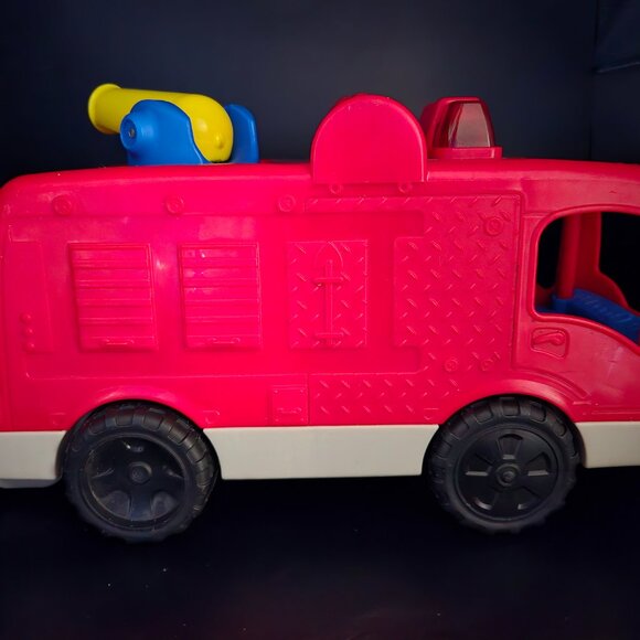 Little People Fisher Price Fire Truck + 3 Little People - Picture 7 of 7